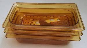 lot 95 image: COMMERCIAL GRADE RUBBERMAID 1.7 QT PANS WITH GREASE DRAIN INSERTS (NEW)