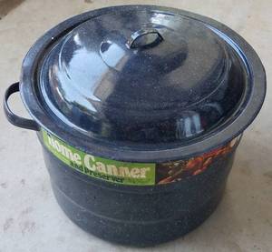 lot 100 image: CAN-WELL LARGE HOME CANNER & PRESERVER POT WITH RACK