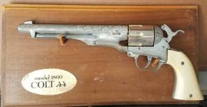 lot 104 image: MODEL 1860 COLT .44 REPLICA  DISPLAY REVOLVER