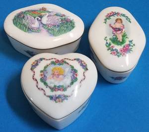 lot 137 image: VINTAGE HERITAGE HOUSE MUSICAL BOXES THE WORLDS FAVORITE LOVE SONGS COLLECTION (LIMITED EDITION)