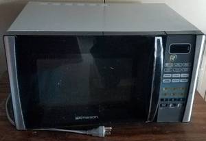 lot 208 image: EMERSON MICROWAVE OVEN MODEL MW9325SL