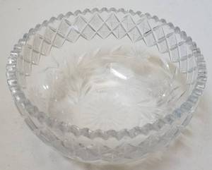lot 278 image: CRYSTAL BOWL WITH EMBOSSED  ETCHED DESIGN AND ZIGZAG EDGE (8 DIAMETER)