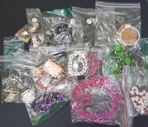 lot 289 image: LOT OF ASSORTED FASHION JEWELRY