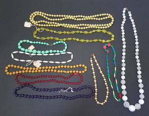 lot 290 image: LOT OF ASSORTED FASHION JEWELRY