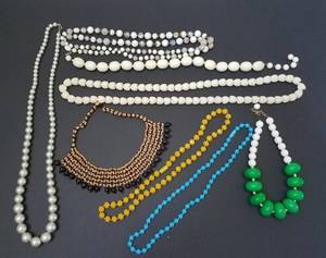 lot 291 image: LOT OF ASSORTED FASHION JEWELRY