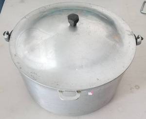 lot 294 image: VINTAGE CAST-RITE WARE POT WITH LID AND HANDLE