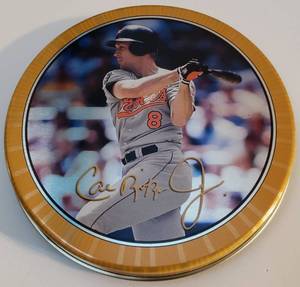 lot 338 image: 1997 TOPPS SCREEN PLAYS MOVING ACTION CARD IN A TIN ROUND CASE (CAL RIPKEN)