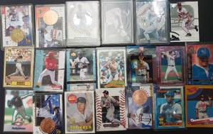 lot 352 image: LOT OF ASSORTED CARDS INCLUDING JETER AND MANTLE