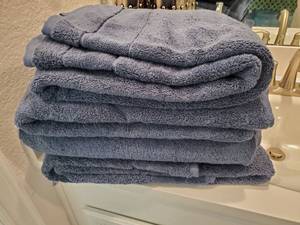 lot 17 image: 4 Navy Threshold Bath SheetsTowels