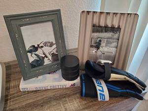 lot 24 image: Hockey Related Decor