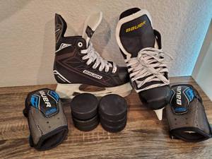 lot 26 image: Bauer S-140 Supreme Hockey Skates, 2 Elbow Pads & Hockey Pucks