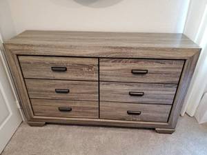 lot 31 image: Laminated Wood 6-Drawer Dresser
