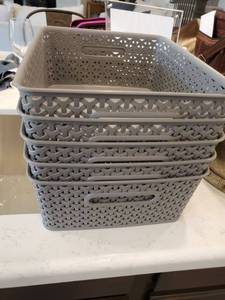 lot 77 image: 5 Grey Plastic Storage Baskets