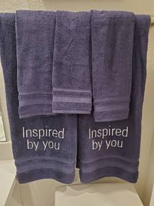 lot 122 image: Navy Hand & Bath Towels
