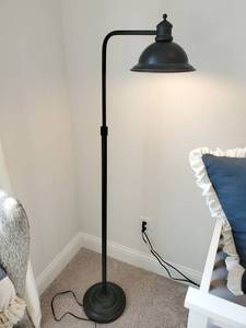 lot 6 image: Lite Source Minuteman Adjustable Metal Floor Lamp