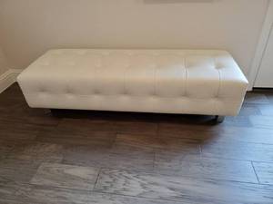 lot 125 image: White Faux Leather Tufted Bench