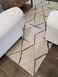 lot 126 image: Surya Naya Collection 8 x 11 Area Rug
