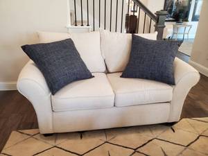 lot 127 image: Cream Love Seat with 2 Navy 23 Throw Pillows