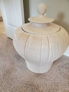 lot 176 image: Lexyn Short Lidded Urn by IMAX