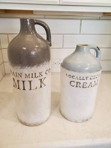 lot 70 image: Pair of Decorative Milk & Cream Jugs