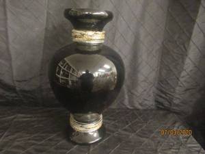 lot 98 image: BLACK 18 HEIGHT VASE