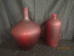 lot 104 image: DUO SULLIVAN GIFT RED FROSTED GLASS BOTTLENECK VASE&nbsp 19 &nbsp HEIGHT &amp 21 HEIGHT