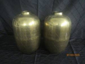 lot 116 image: DUO EIGHT MOOD TOLEDO GOLD ENGRAVED IRON VASE 10.5 HEIGHT&nbsp