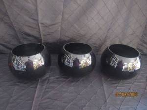 lot 131 image: TOTAL OF 3 BLACK BUBBLE BOWL VASES