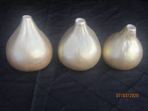 lot 136 image: &nbspMINI GOLD PORCELAIN VASE TRIO MADE IN THAILAND