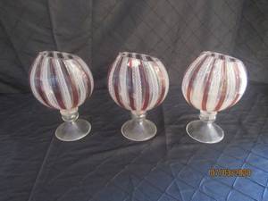 lot 155 image: &nbspRED &amp WHITE SLANT TOP PEDESTAL GLASS VASE TRIO SET&nbsp