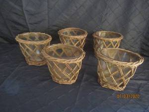lot 156 image: TOTAL OF 5 THICK GLASS VASE WITH WICKER HOLDER