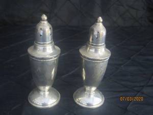 lot 186 image: EMPIRE STERLING SILVER WEIGHTED SALT &amp PEPPER SHAKER&nbsp