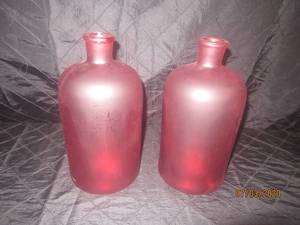 lot 103 image: DUO SULLIVAN GIFT RED FROSTED GLASS BOTTLENECK VASE&nbsp 10 &nbsp HEIGHT&nbsp