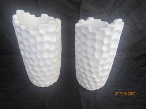 lot 125 image: DUO COSMOLIVING BY COSMOPOLITIAN CERAMIC DECORATIVE&nbsp 9.5 HEIGHT WHITE VASE WITH HONEYCOMB TEXTURE AND JAGGED SILHOUETTE&nbsp