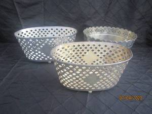 lot 211 image: NIKKI SILVER 10 OVAL FOOTED PLANTER TRIO SET &nbsp