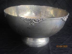 lot 214 image: 12 DIAM&nbsp ANTIQUE SILVER PEDESTAL BOWL WITH FLORAL DECORATION&nbsp