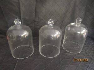 lot 266 image: TOTAL OF 3 GLASS CAKE DOME&nbsp11HEIGHT&nbsp7  DIAM&nbsp