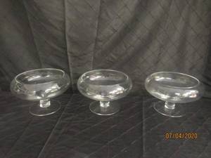 lot 295 image: TOTAL OF 3 WGV PEDESTAL CLEAR GLASS BOWL VASE&nbsp7 HEIGHT&nbsp&nbsp8 DIAM&nbsp