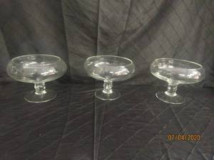 lot 296 image: TOTAL OF 3 WGV PEDESTAL CLEAR GLASS BOWL VASE&nbsp7 HEIGHT&nbsp&nbsp8 DIAM&nbsp