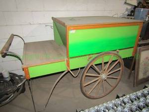 lot 5 image: Street vendor cart 44 x 32 x 61