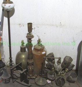 lot 11 image: Assorted vintage lamps and chandeliers