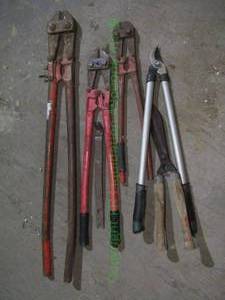 lot 13 image: Various size bolt cutters plus