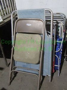 lot 25 image: Assorted folding lawn chairs plus