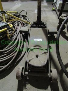 lot 135 image: Hydraulic floor jack