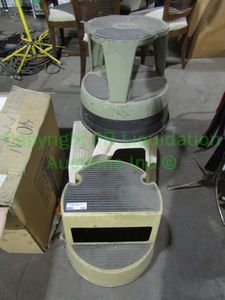 lot 142 image: Step stools 3 total