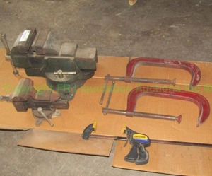 lot 50 image: Industrial bench vises and c-clamps
