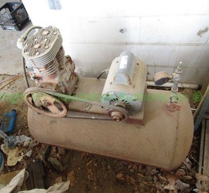 lot 392 image: Dayton air compressor
