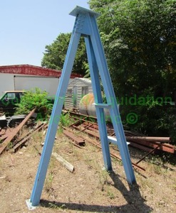 lot 419 image: Steel beam tri-pod approx. 8ft tall