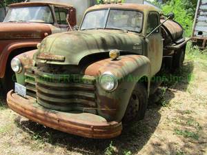 lot 440 image: 1940s Chevrolet fuel tanker truck, 6 cylinder manual trans, serial number 5UKJ-3250