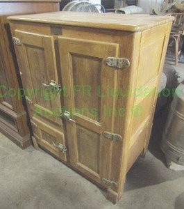 lot 295 image: Antique Ice box oak exterior, Belknar hardware & manufacturing Blue Ribbon 46 x 36 x 21
